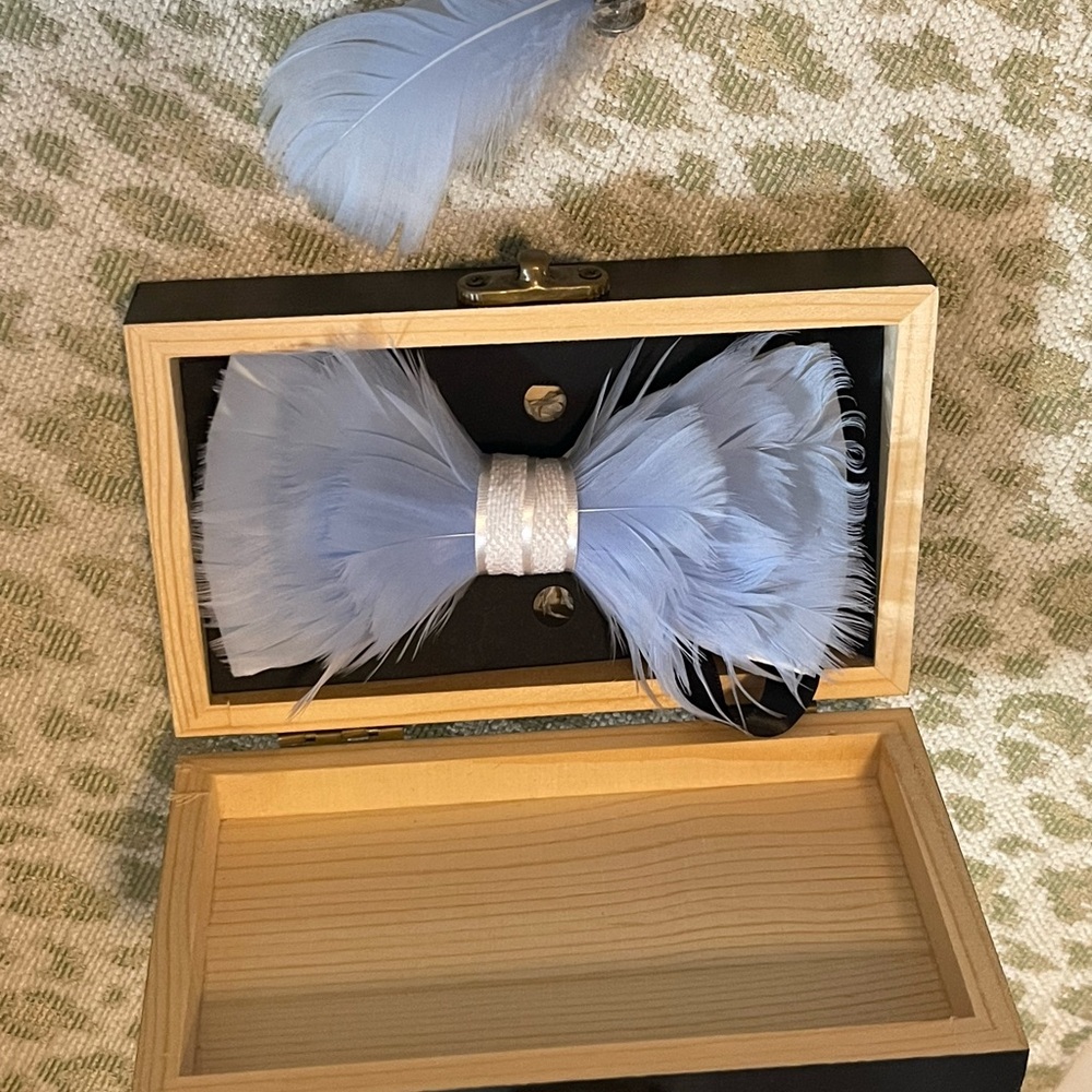 Jack & Miles feather bow tie, light blue